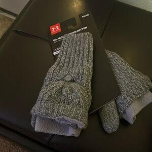 NWT Under Armour women’s Fleece-lined heather grey knit Glove/mittens sm/md